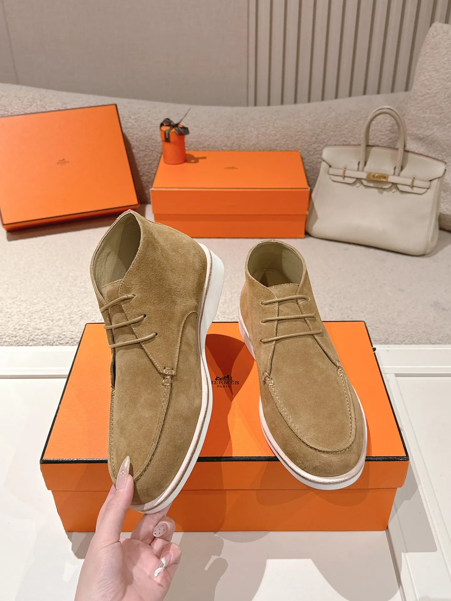 Men's Men's Shoes 660💰 Hermes men's size #26ss calfskin derby shoes, decorated with signature "H Diamant" details for a stylish and casual style. Fabric: Cow suede Lining: Mixed sheep lining Outsole: Genuine leather welt + original TPU Bottom thickness: 3CM Code number: 39-45 (customized at 46.47)